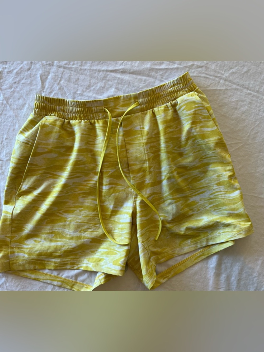 Lululemon Medium Yellow Swim Shorts Quick Dry Lined Athletic Beach Pool Shorts